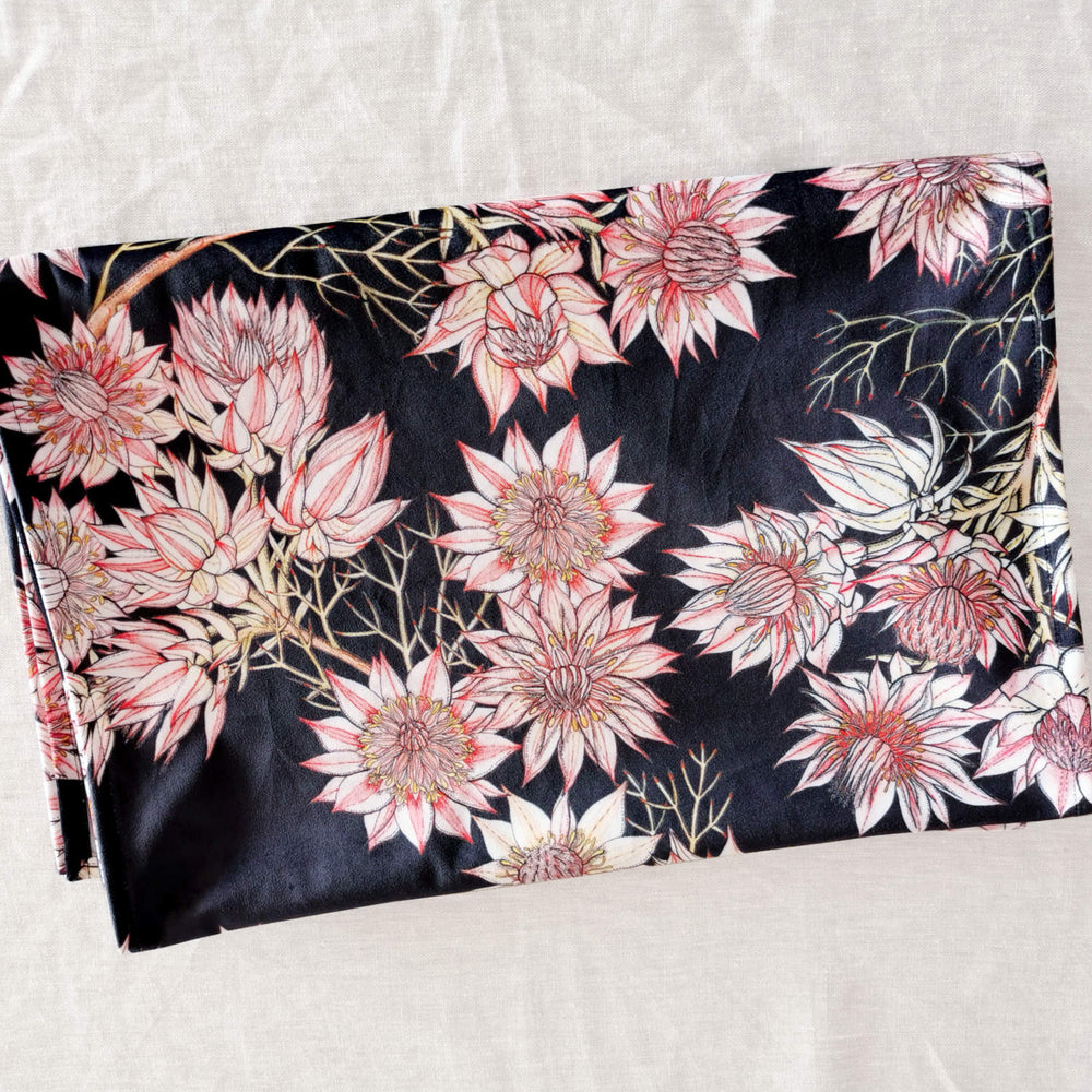 CoralBloom Studio tableware velvet table runner Serruria