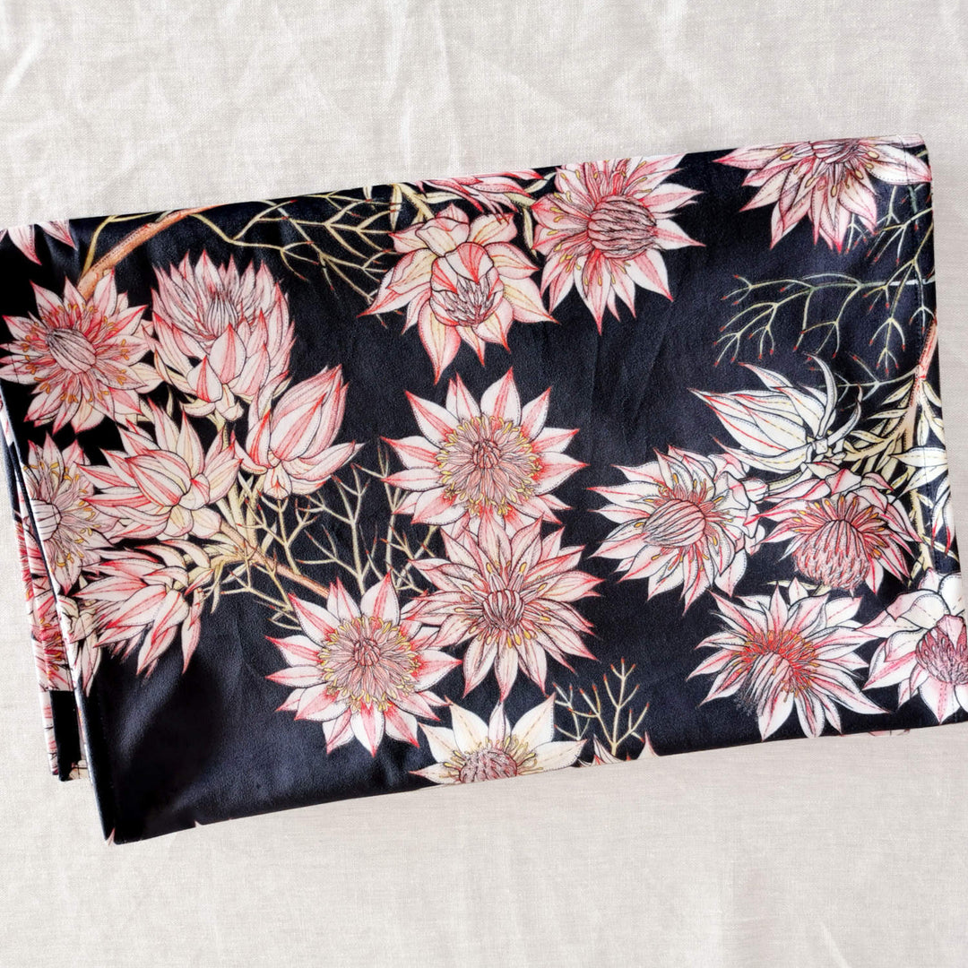 CoralBloom Studio tableware velvet table runner Serruria
